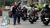 Mereka menjajakan uang receh tersebut sejak pagi hingga sore hari.