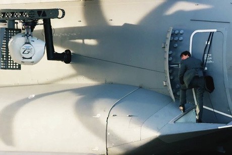 Ini Bukti Tom Cruise Lakukan Sendiri Adegan Gelantungan di Pesawat yang Lepas Landas
