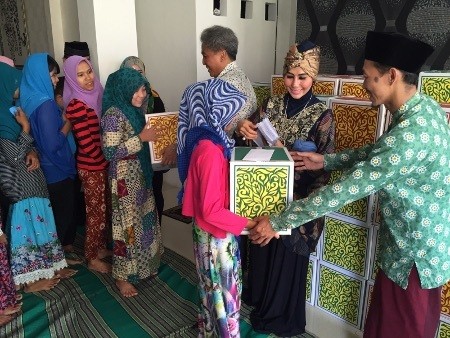 Saat Ratna Dilla Berbagi dengan Sesama