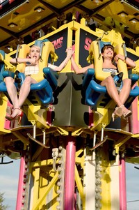 Bintang 'Glee' itu juga sempat mencoba wahana drop-ride yang memacu adrenalin bersama aktris Emma Roberts. Jason Merritt/Getty Images/detikFoto.