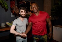 Daniel Radcliffe sempat ajak Mike Tyson untuk berfoto bersama. Michael Buckner/Getty Images/detikFoto.