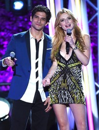 Jadi host di MTV Fandom Fest, Bella Thorne dan Tyler Posey serasi di panggung. Ethan Miller/Getty Images/detikFoto.