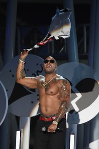 Rapper Flo Rida jadi sorotan saat bertelanjang dada di panggung MTV Fandom Fest. Ethan Miller/Getty Images/detikFoto.