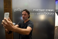 Bintang 'The Walking Dead' Andrew Lincoln nampak asyik selfie. Michael Buckner/Getty Images/detikFoto.