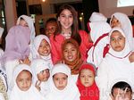 Si Cantik Adinda Thomas Berbagi dengan Anak Yatim Piatu