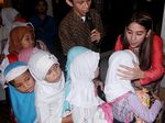 Si Cantik Adinda Thomas Berbagi dengan Anak Yatim Piatu