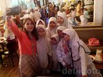 Si Cantik Adinda Thomas Berbagi dengan Anak Yatim Piatu
