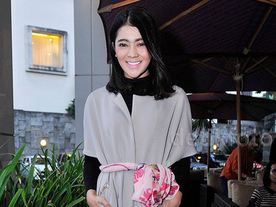 Cantik dengan Warna Abu-abu ala IDP