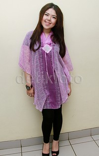 Ia tampil dibalut kaftan pink dipadu legging dan peep toe hitam. Pool/Gus Mun/detikHOT.