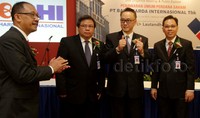 Direktur Utama PT. Bank Harda International, Tbk. (BHI) Antonius Prabowo Argo, bersama jajaran direksi Direktur Doddy Setyantoko Soewito, Direktur Budiarto Santoso, dan Direktur Teddy Sadikin, usai Paparan Publik terkait rencana Penawaran Saham Perdana/Initial Public Offering (IPO) di Jakarta.