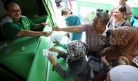 Direktur Komersial Citilink Indonesia, Hans Nugroho melayani penumpang yang akan boarding dan ikut dalam acara mudik gratis.     