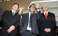 Presiden Direktur BIKA Budianto Halim melihat saham perdana PT Binakarya Jaya Abadi di Gedung BEI, Jakarta, Selasa (14/7/2015).