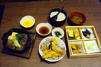 Menyantap Sukiyaki dan Bento Otentik a la Makanan Rumahan Jepang