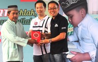 (kanan) Senior Manager Brand Activation AHM, Judhy Goutama menyerahkan Al Quran kepada perwakilan Masjid di Tangerang. Pool/dok Honda.