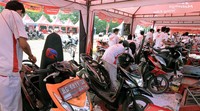 Mekanik Honda melakukan service gratis kepada konsumen Honda pada acara Safari Ramadan Honda di Palembang. Pool/dok Honda.