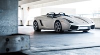 Mobil konsep yang didasarkan dari Lamborghini Gallardo ini telah dipamerkan ke publik di Geneva Motor Show 2005 sebagai studi desain. Mobil ini menampilkan sepasang saute vent windshield dan kabin yang terpisah dengan lembaran logam yang disebut Lamborghini sebagai tulang. Pool/dok RM Sotheby's Art Automobiles.