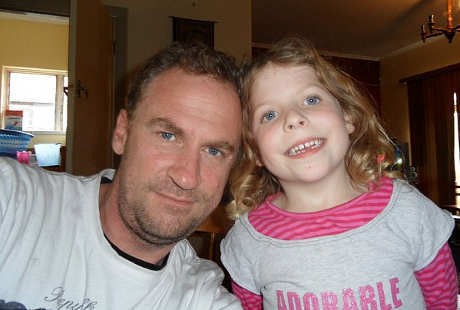 Rocker ini Banting Setir Jadi Peneliti Demi Sembuhkan Putrinya