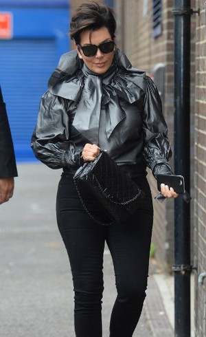 Kris Jenner Pakai Baju Mirip Kantung Kresek