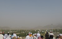 Jika Anda mengunjungi Jabal Rahmah, sebaiknya menolak jasa tukang foto yang ada di sana. Sebab tingkah mereka bisa menguras dompet Anda. Kerap kali mereka menjepret Anda beberapa kali, dan Anda harus membayar semua foto hasil jepretannya dengan harga yang cukup mahal (Nurvita/detikTravel)