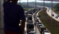 Diprediksikan puncak arus mudik kendaraan bermobil terjadi sejak Selasa kemarin hingga Kamis dinihari.     