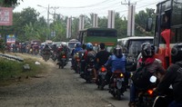 Dari arus pertemuan kendaraan di simpang empat Wangon tersebut kendaraan sudah mulai padat merayap sekitar 10 kilometer.       