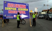 Bahkan meningkatnya arus kendaraan dari arah Bandung dan Cirebon yang hendak menuju Yogyakarta membuat petugas Kepolisian menerapkan rekayasa lalu lintas setiap 20 menit sekali dengan mengalihkan semua kendaraan dari simpang empat Buntu melalui Kroya, Cilacap dan nanti keluar jalur utama lagi di Rowokele, Kebumen.