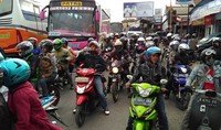 Titik kemacetan lainnya yakni mulai dari pasar Wijahan, Kemranjen hingga pasar Sumpiuh sekitar 9 kilometer. Antrian kendaraan tersebut disebebkan adanya penyempitan jalan di sepanjang jalan raya Sumpiuh selain adanya perlintasan sebidang yang setiap 16 menit sekali kereta melintas.