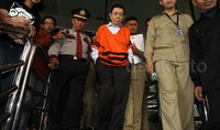 Ini merupakan pemeriksaan pertama bagi Hengky sebagai tersangka. Sebelumnya, tersangka lain dalam kasus ini, Ilham Arief Sirajuddin sudah lebih dulu dijebloskan ke penjara.
