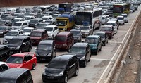 Antrean kendaraan terjadi di pintu masuk tol Cipali.