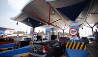 Kepadatan di pintu masuk terjadi akibat antrean pengemudi yang akan membayar.