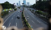 Jalan Gatot Soebroto tampak lenggang, Rabu (15/7).
