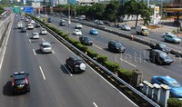 Lalu lintas yang biasanya padat kini tampak lengang.