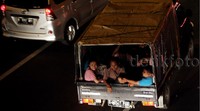 Ada yang memakai mobil baks dengan sejumlah penumpang.
