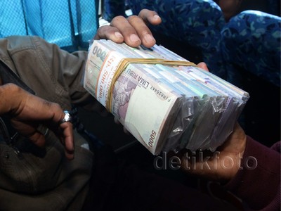 Penjual Uang Receh Sasar Pemudik