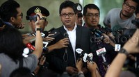 Sekjen PDI Perjuangan Hasto Kristiyanto keluar gedung KPK usai menjalani pemeriksaan, Rabu (15/07/2015).
