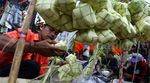 Penjual Kulit Ketupat Panen Rezeki