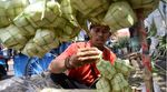 Penjual Kulit Ketupat Panen Rezeki