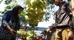 Penjual Kulit Ketupat Panen Rezeki