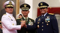 Acara pelantikan ini juga dihadiri oleh Panglima TNI yang baru Jend Gatot Nurmantyo serta jajarannya, Kapolri Jend Badrodin Haiti, KSAL, KSAU hingga sebagian jajaran Kabinet Kerja.