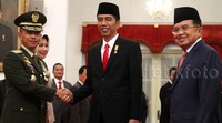 Mulyono mendapat ucapan selamat.