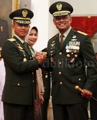 Mulyono dan Panglima TNI melakukan salam komando.