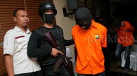 Pelaku diancam dijerat Pasal 114 ayat (2) subsider pasal 112 ayat (2) jo 132 ayat (1) Undang-Undang RI Nomor 35 Tahun 2009 tentang Narkotika dengan ancaman hukuman maksimal hukuman mati dan atau denda minimal Rp 1 miliar dan maksimal Rp 10 miliar.