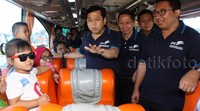 Setya Novanto (kiri), Wakil Ketua DPR Fadli Zon dan Direktur Utama Pelindo RJ Lino beserta berbincang-bincang dengan pemudik di dalam bus tujuan Jawa Timur. Lamhot Aritonang/detikFoto.