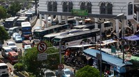Sayangnya sempitnya pintu masuk terminal membuat sejumlah bus terpaksa parkir di badan jalan depan terminal, akibatnya kemacetan pun terjadi.