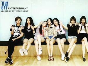 Twice, Girlband Baru JYP Siap Beraksi di Twice TV