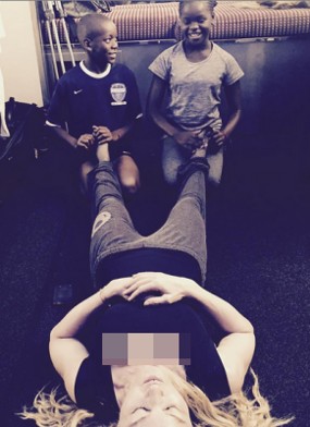 Kaki Dipijat 2 Anak Berkulit Hitam, Madonna Picu Kontroversi