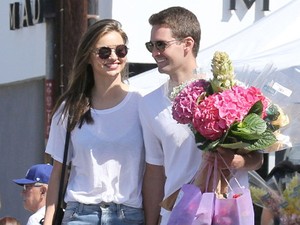 Dikabarkan Pacaran, Miranda Kerr dan CEO Snapchat Kepergok Gandengan Tangan