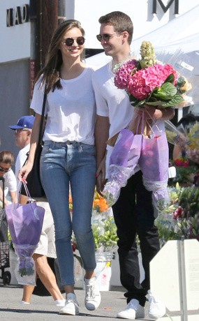 Dikabarkan Pacaran, Miranda Kerr dan CEO Snapchat Kepergok Gandengan Tangan