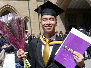 Selamat! Vidi Aldiano Lulus Cum Laude di University of Manchester