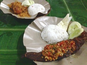Ayam Penyet Pondok Labu: Huah! Pedas Menggigit Lele Penyet dan Ayam Kremes